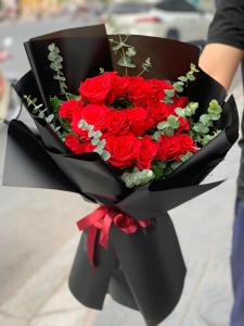 Bó hoa hồng - Tông Đỏ, giấy gói Đen
