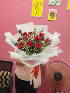 Bó hoa hồng - Tông Đỏ, giấy gói trắng